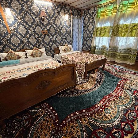 Houseboat New Suzan Hotel Srinagar  Exterior photo