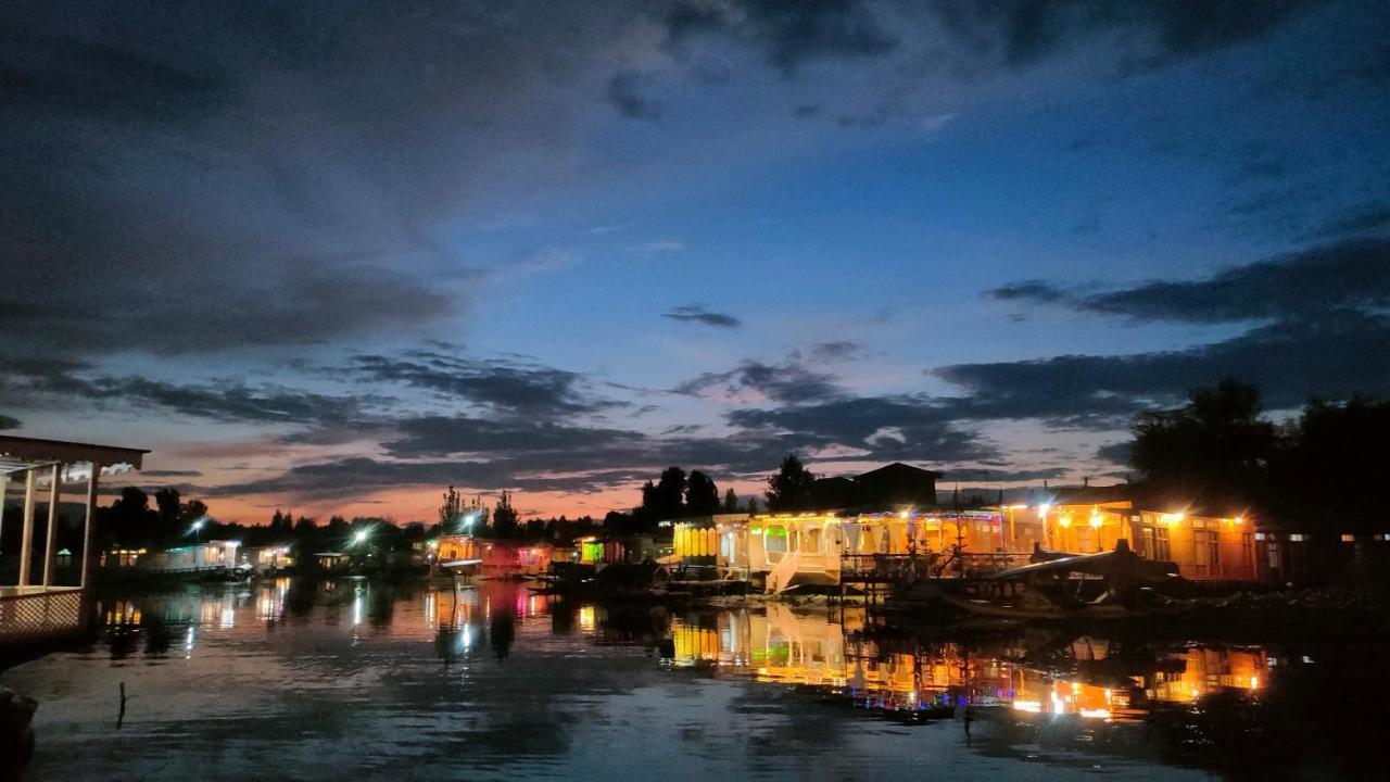 Houseboat New Suzan Hotel Srinagar  Exterior photo
