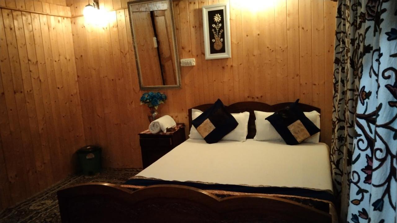 Houseboat New Suzan Hotel Srinagar  Exterior photo