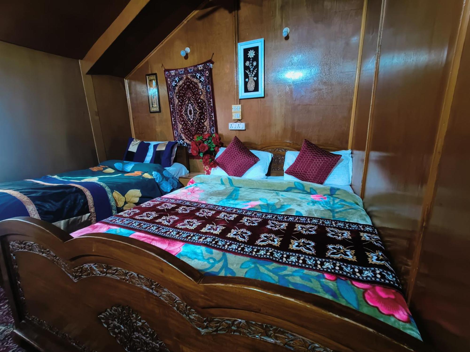 Houseboat New Suzan Hotel Srinagar  Exterior photo
