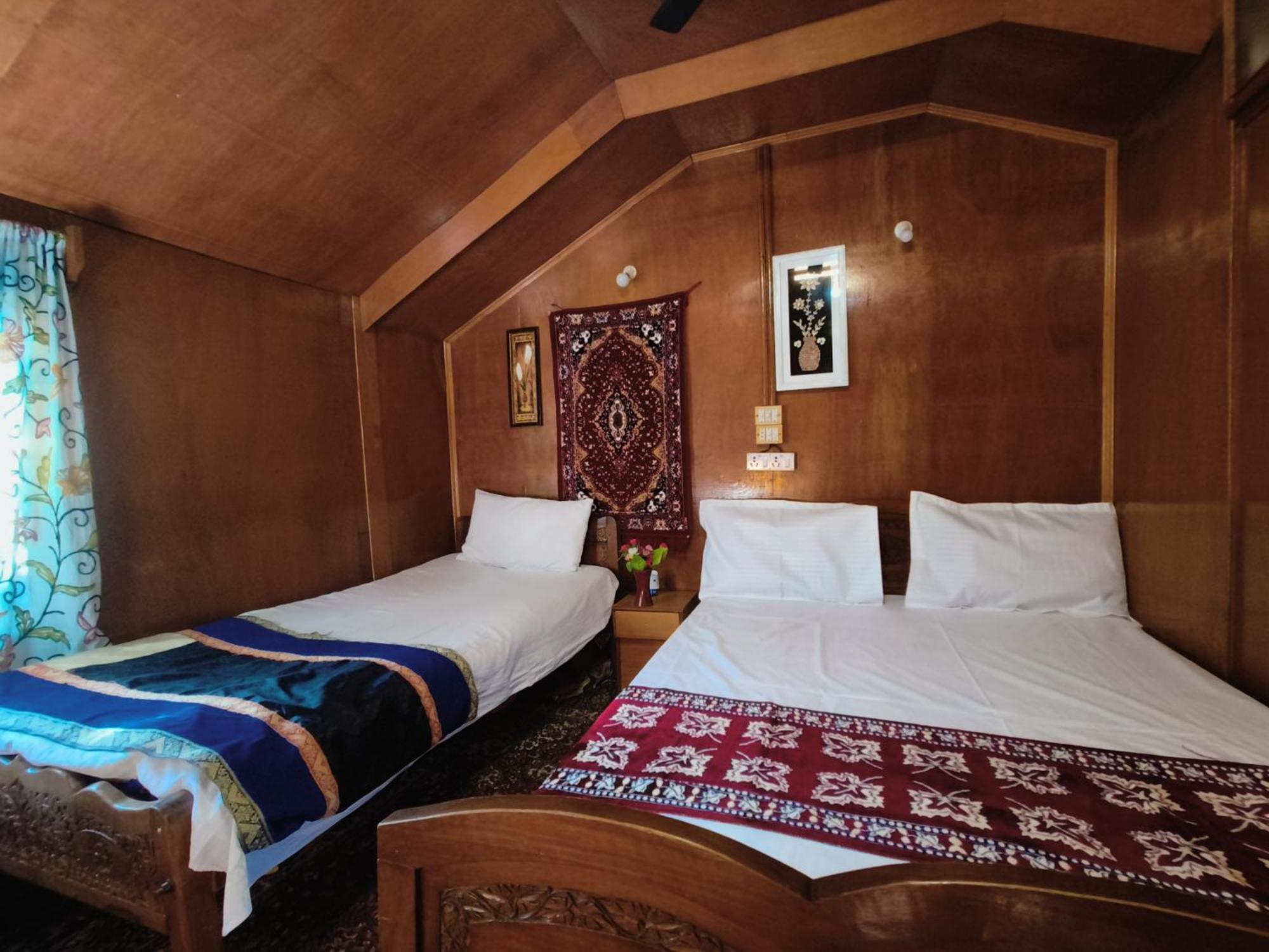 Houseboat New Suzan Hotel Srinagar  Exterior photo