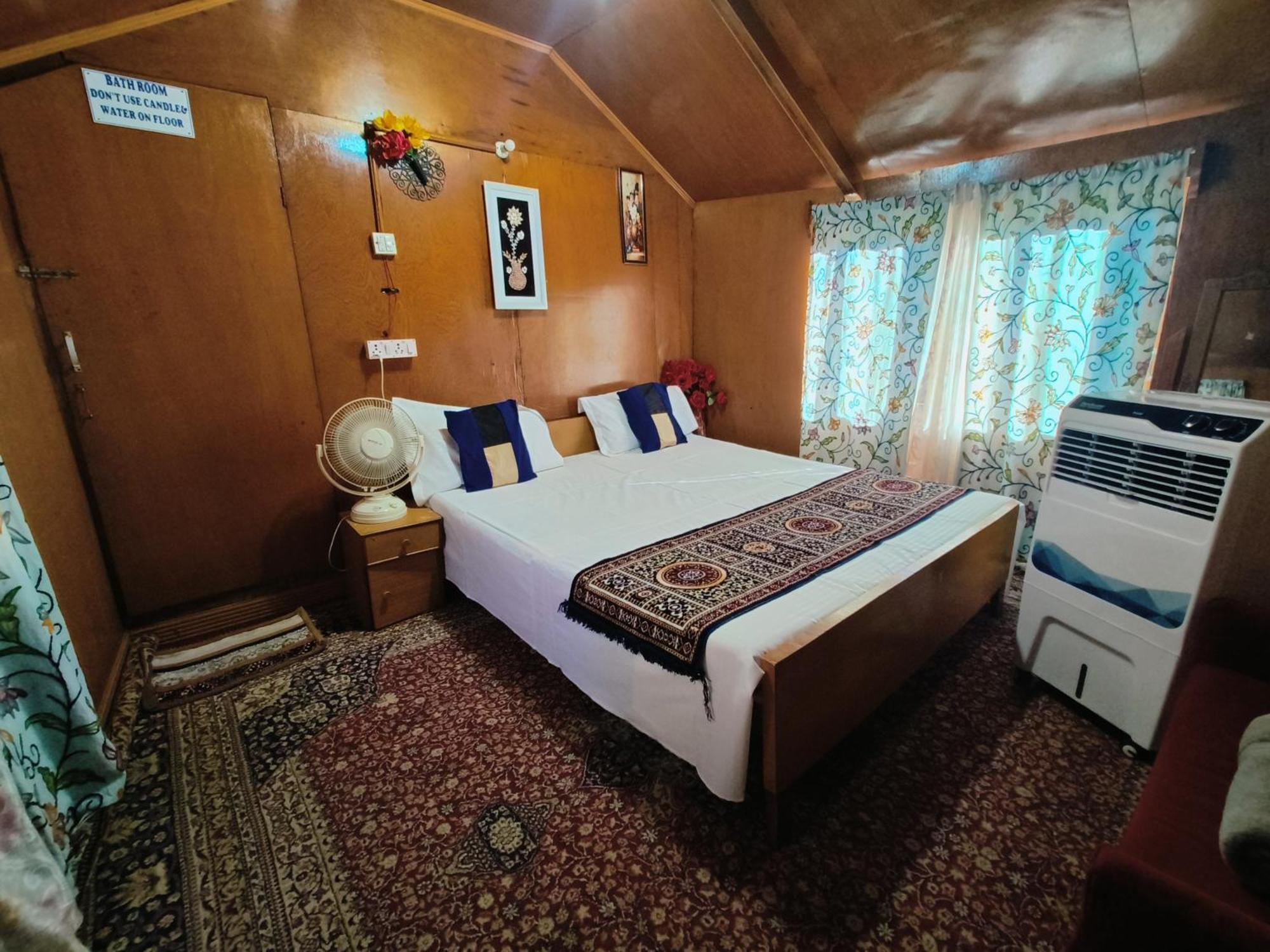 Houseboat New Suzan Hotel Srinagar  Exterior photo