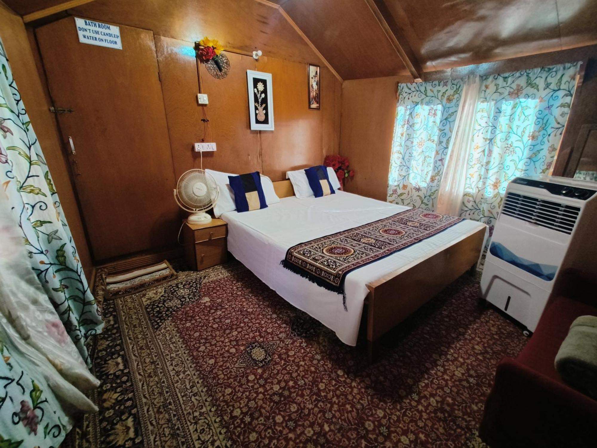 Houseboat New Suzan Hotel Srinagar  Exterior photo