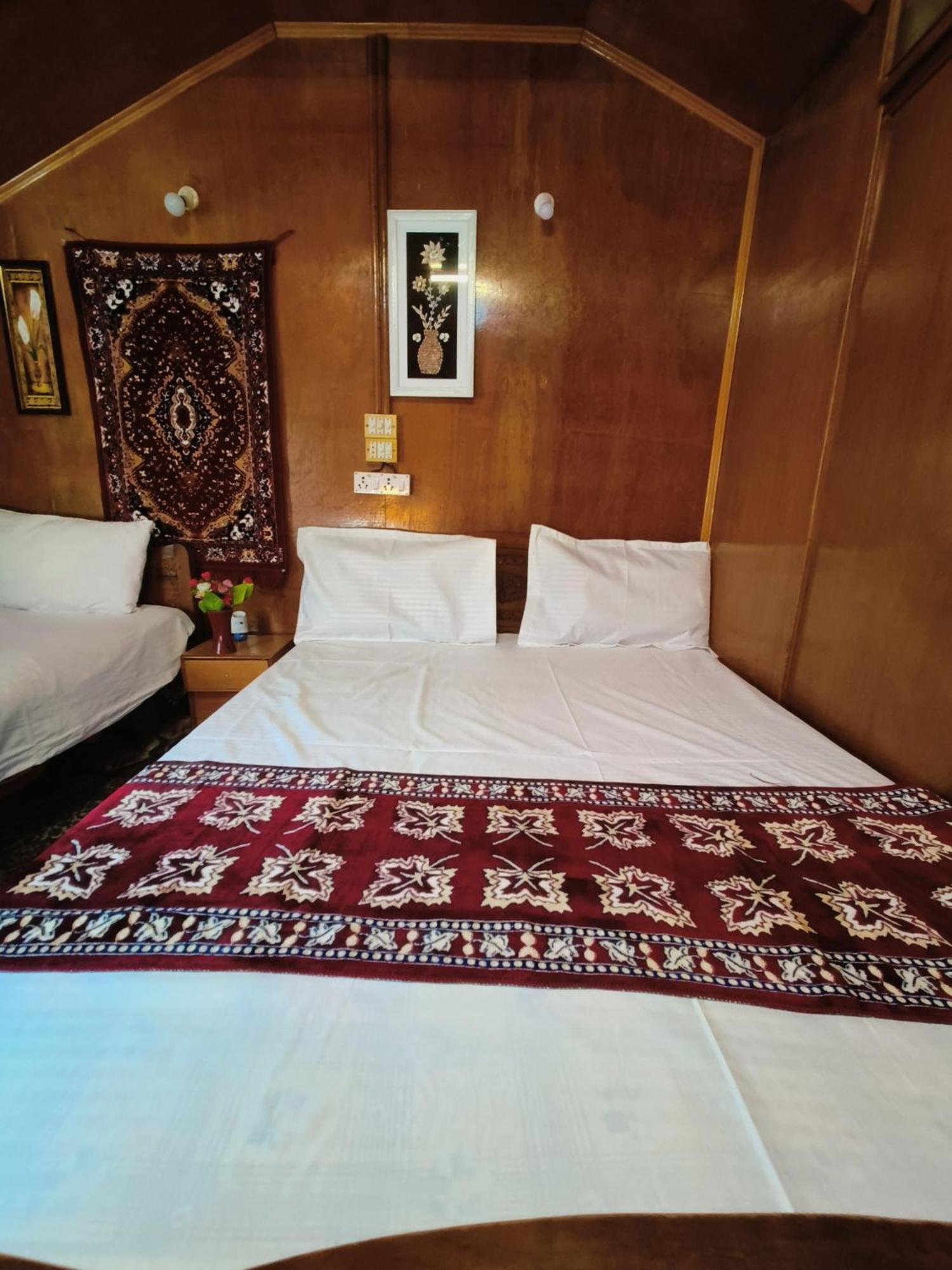Houseboat New Suzan Hotel Srinagar  Exterior photo