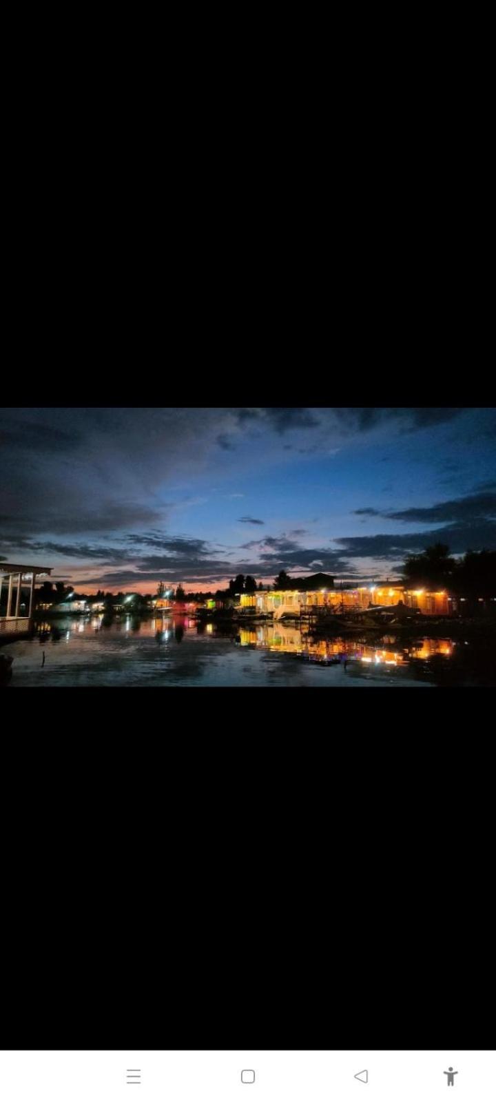 Houseboat New Suzan Hotel Srinagar  Exterior photo