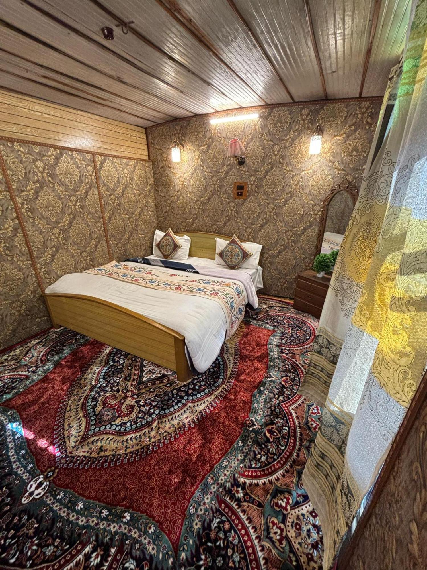 Houseboat New Suzan Hotel Srinagar  Exterior photo