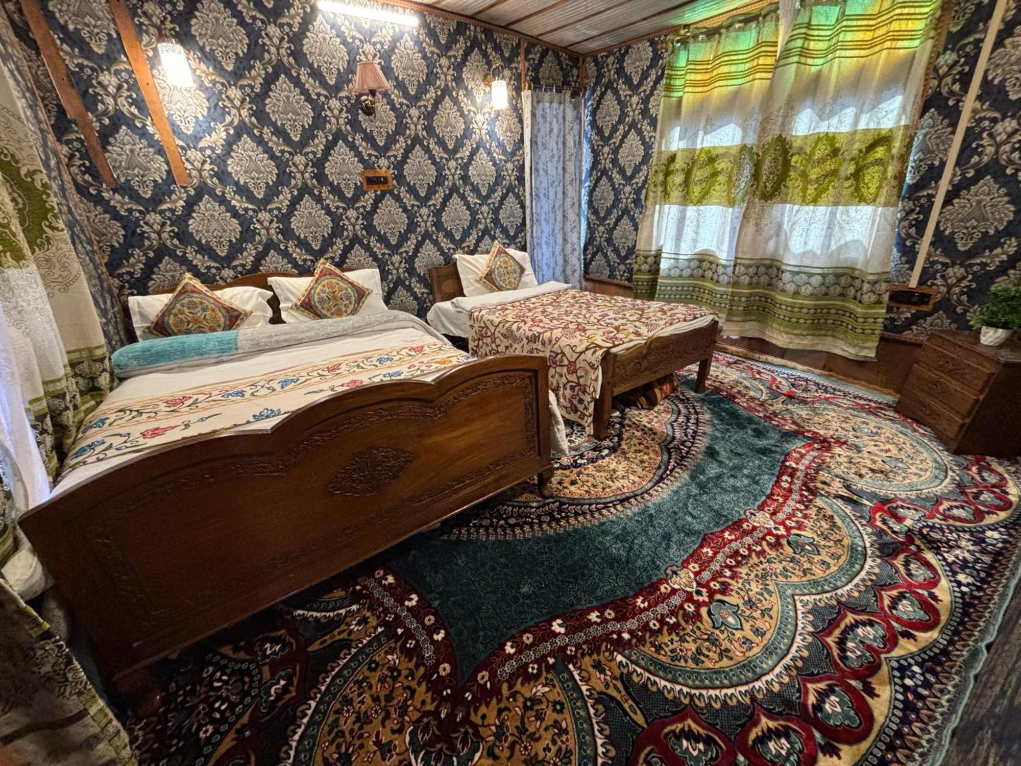 Houseboat New Suzan Hotel Srinagar  Exterior photo