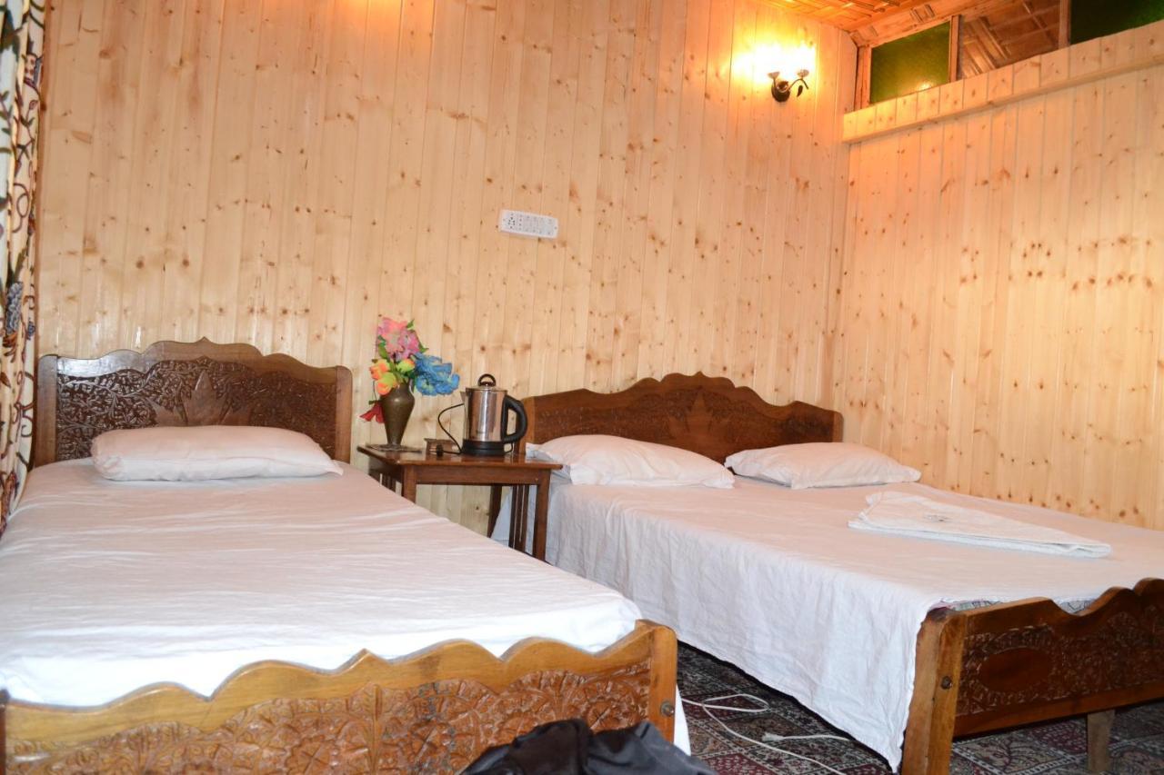 Houseboat New Suzan Hotel Srinagar  Exterior photo