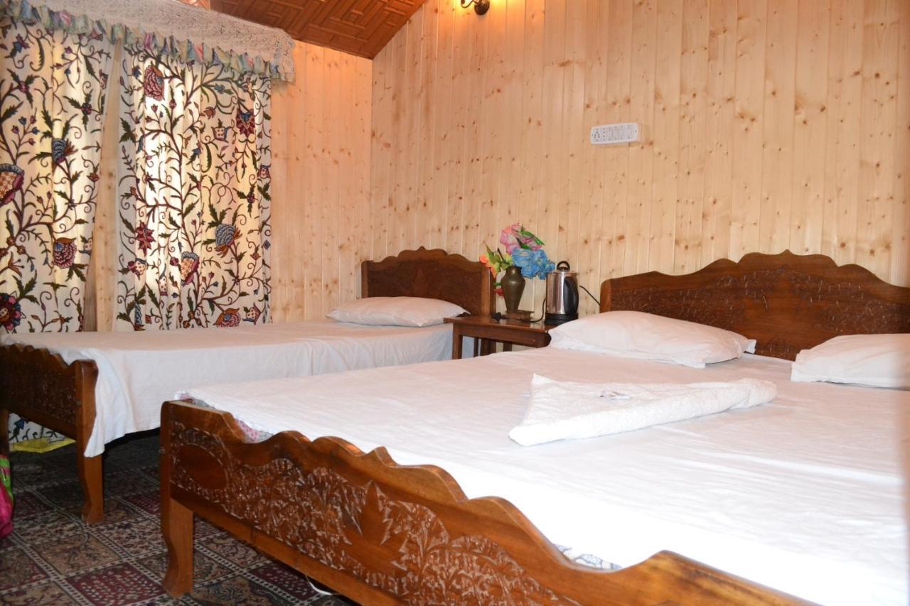 Houseboat New Suzan Hotel Srinagar  Exterior photo