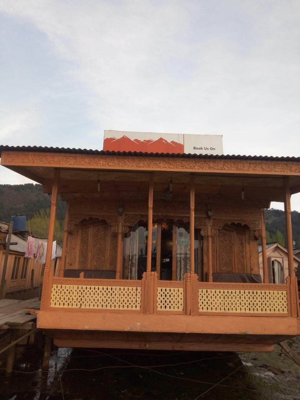 Houseboat New Suzan Hotel Srinagar  Exterior photo