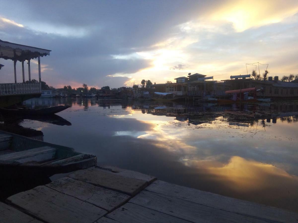 Houseboat New Suzan Hotel Srinagar  Exterior photo