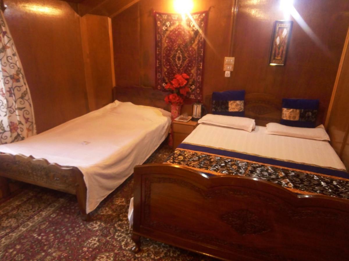 Houseboat New Suzan Hotel Srinagar  Exterior photo
