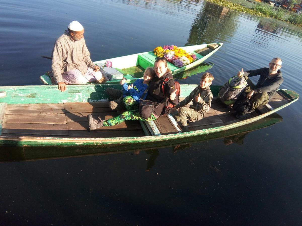 Houseboat New Suzan Hotel Srinagar  Exterior photo